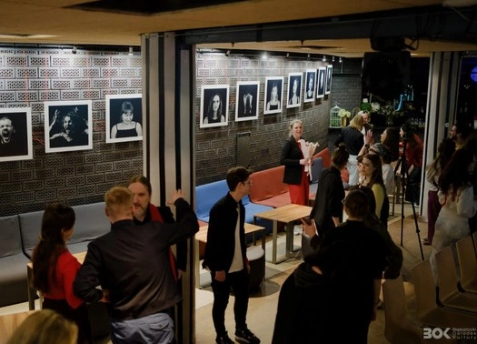 Przestrzeń wystawy Threads of Connection z fotografiami gestów na ścianie