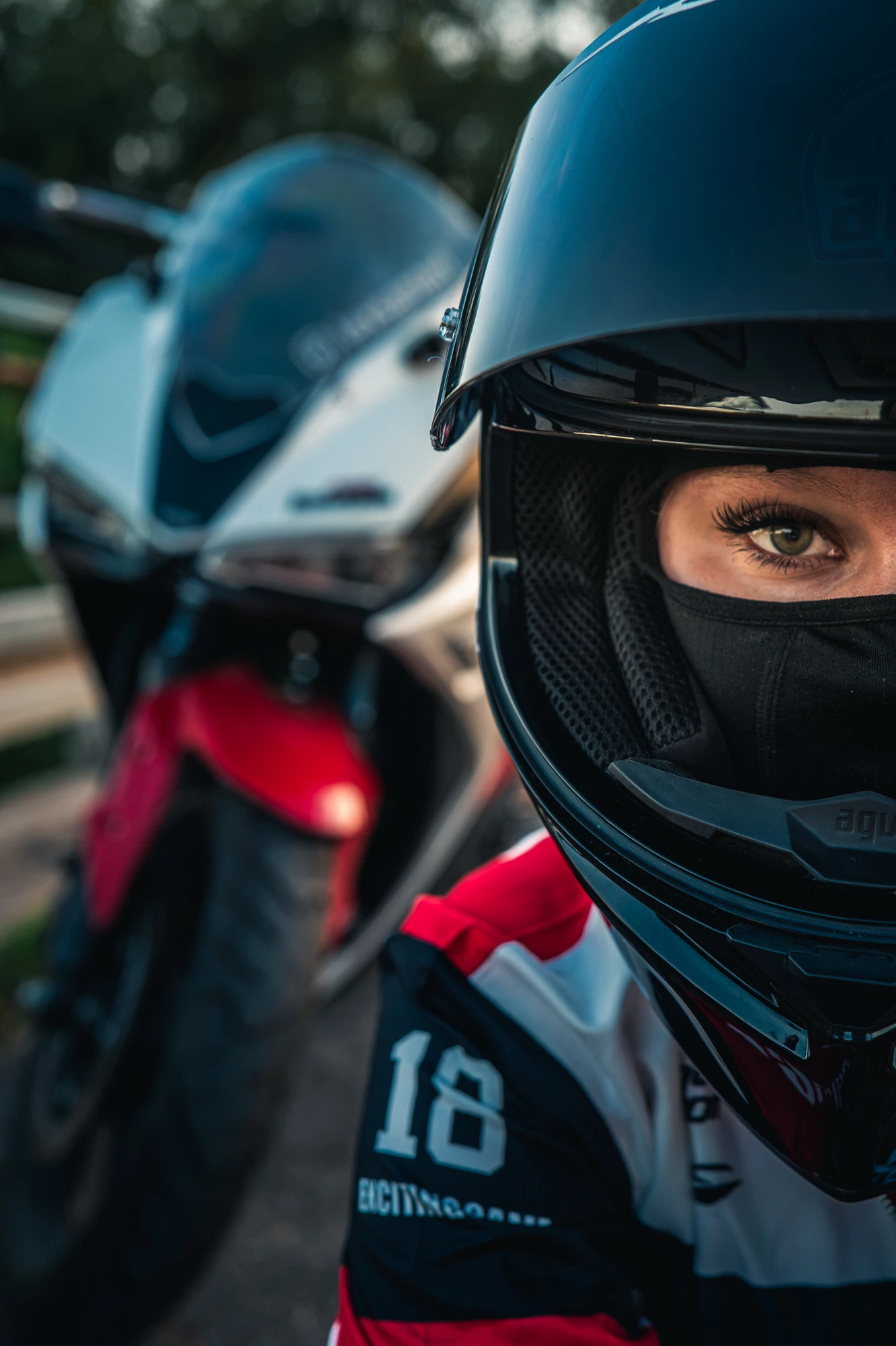 Zbliżenie spojrzenia motocyklistki w kasku