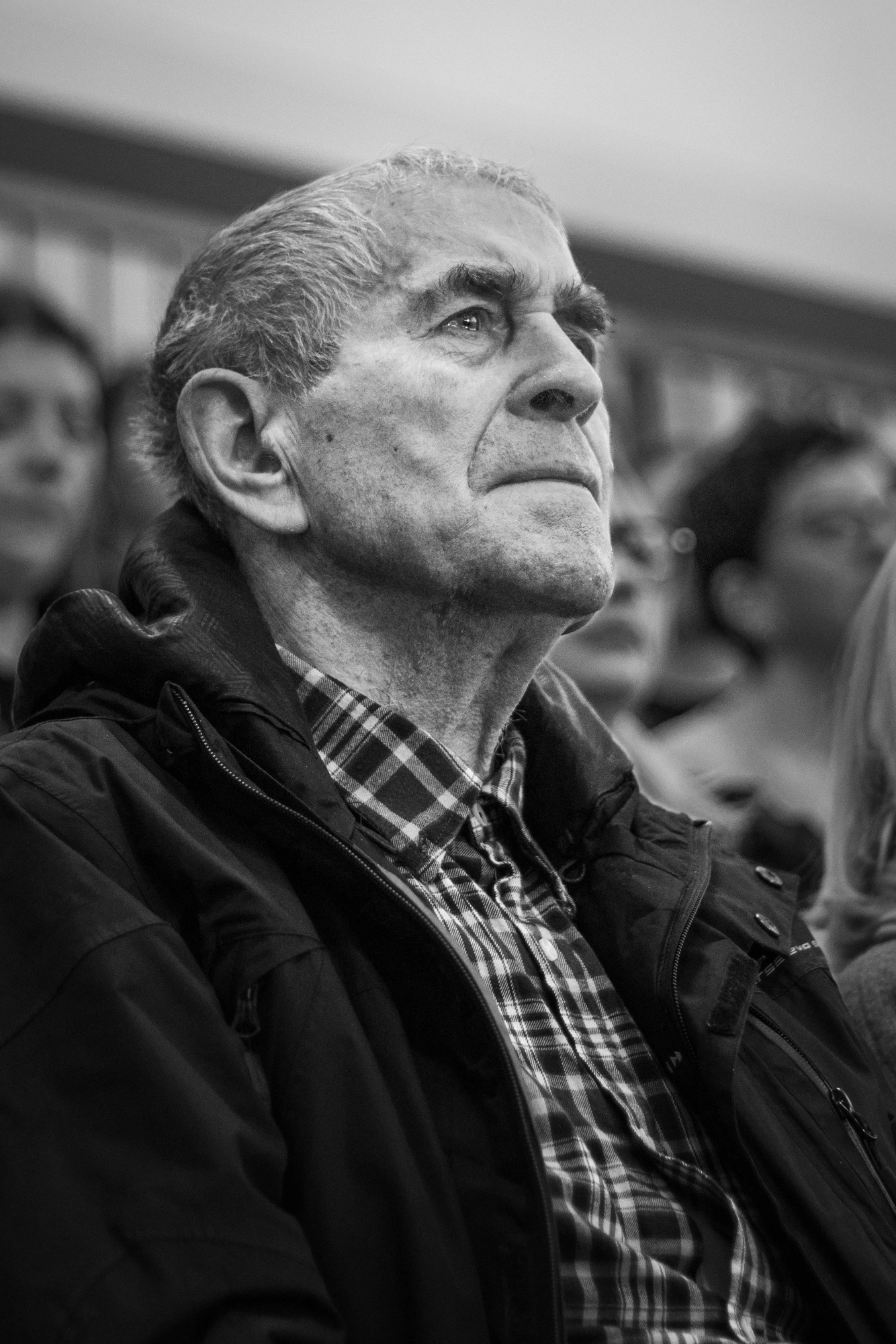 Czarno-biały portret skupionego widza obserwującego turniej